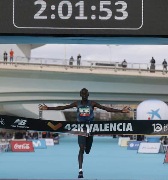 El atleta keniano Kelvin Kiptum a su llegada a meta como ganador de la cuadragésima segunda edición del Maratón Valencia Trinidad Alfonso 2022, en una foto de archivo EFE / Kai Forsterling