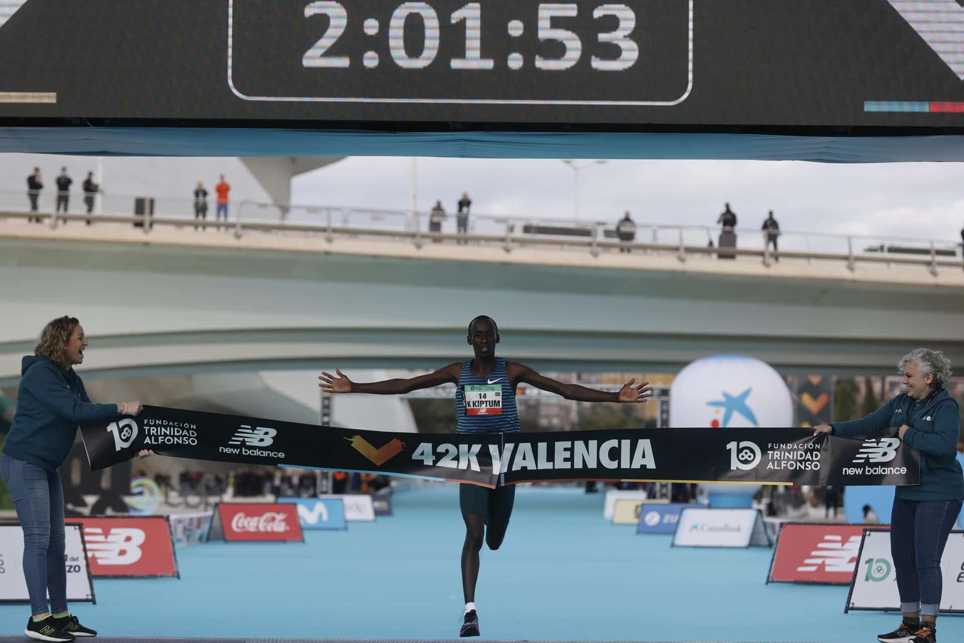 El atleta keniano Kelvin Kiptum a su llegada a meta como ganador de la cuadragésima segunda edición del Maratón Valencia Trinidad Alfonso 2022, en una foto de archivo EFE / Kai Forsterling