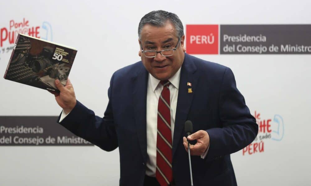 Fotografía de archivo del primer ministro peruano, Gustavo Adrianzén, en una rueda de prensa en Lima (Perú).EFE/ Paolo Aguilar