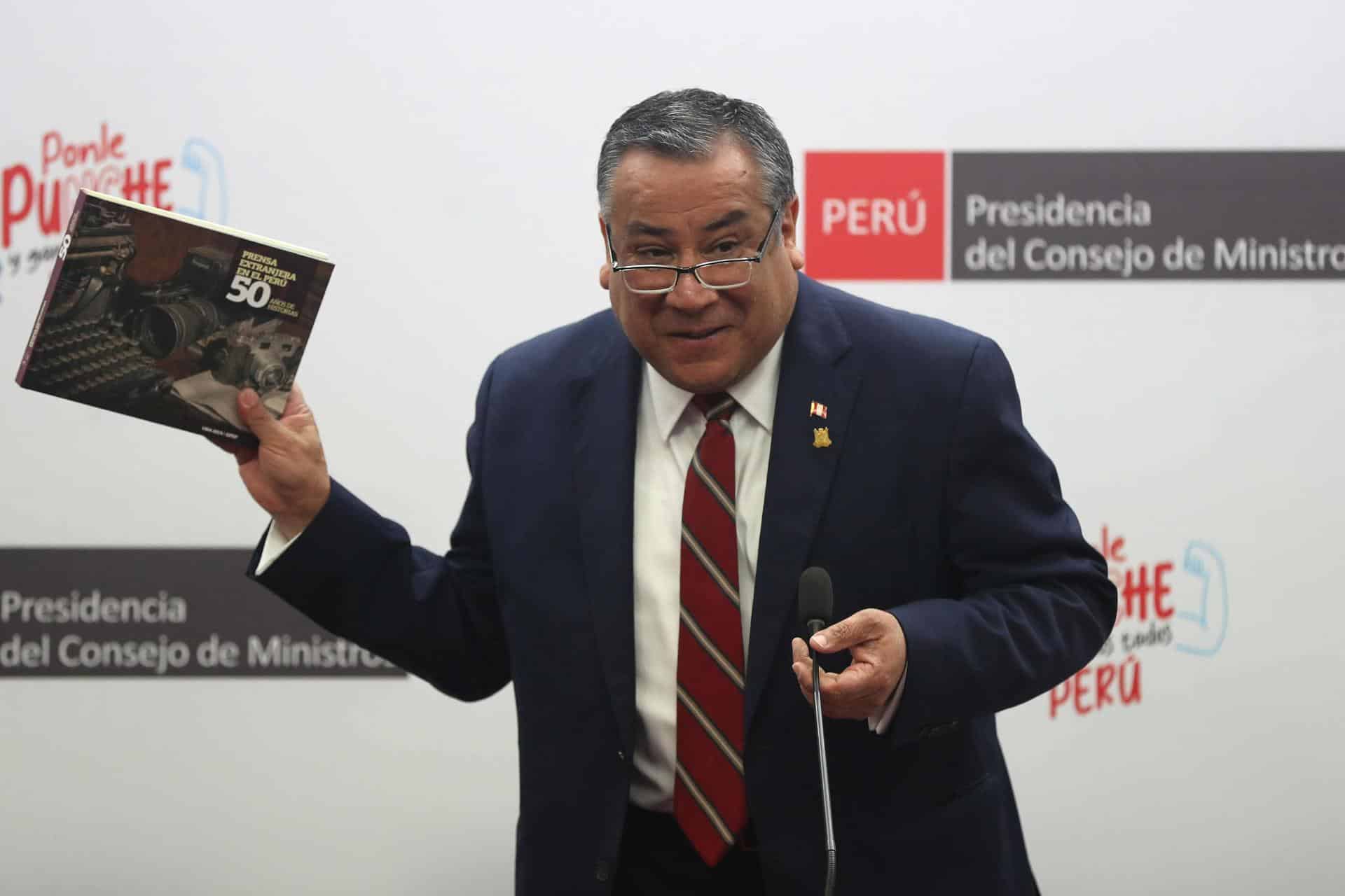 Fotografía de archivo del primer ministro peruano, Gustavo Adrianzén, en una rueda de prensa en Lima (Perú).EFE/ Paolo Aguilar