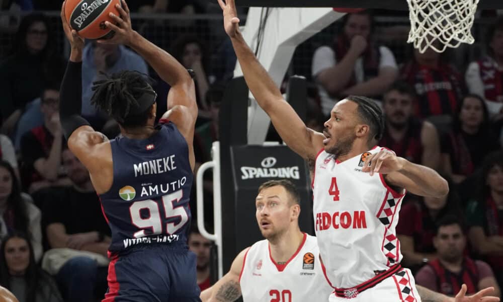 El alero nigeriano del Baskonia Chima Moneke (i) lanza a canasta defendido por Jaron Blosommgame, de AS Mónaco, durante el encuentro de la jornada 10 de la EuroLiga que Baskonia y AS Mónaco juegan este jueves en el Buesa Arena. EFE/ L. Rico