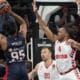 El alero nigeriano del Baskonia Chima Moneke (i) lanza a canasta defendido por Jaron Blosommgame, de AS Mónaco, durante el encuentro de la jornada 10 de la EuroLiga que Baskonia y AS Mónaco juegan este jueves en el Buesa Arena. EFE/ L. Rico