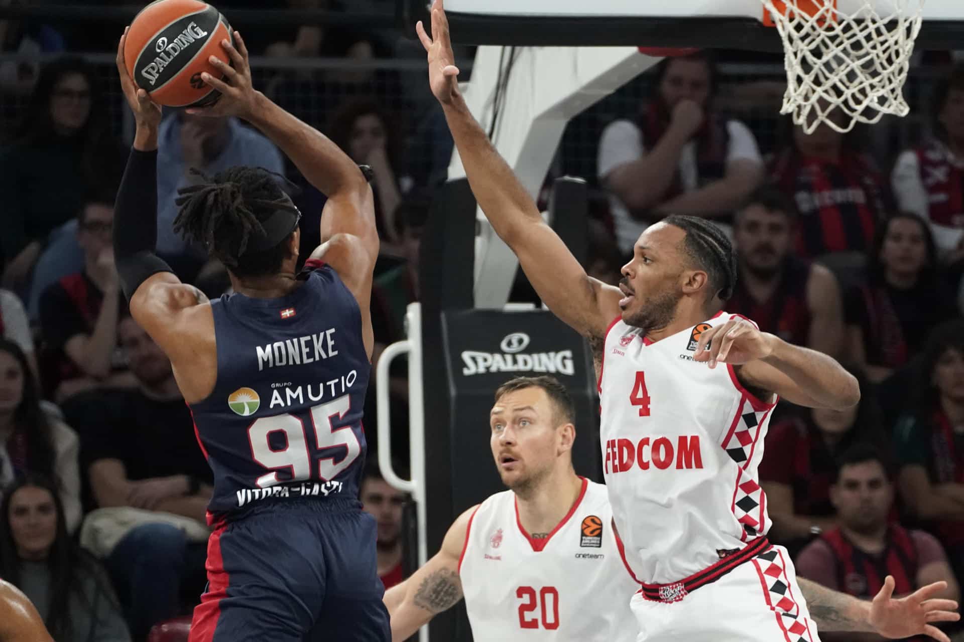 El alero nigeriano del Baskonia Chima Moneke (i) lanza a canasta defendido por Jaron Blosommgame, de AS Mónaco, durante el encuentro de la jornada 10 de la EuroLiga que Baskonia y AS Mónaco juegan este jueves en el Buesa Arena. EFE/ L. Rico