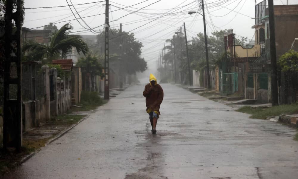 Un hombre camina en medio de la lluvia debido al paso del huracán Rafael, este 6 de noviembre de 2024, en La Habana (Cuba). EFE/ Ernesto Mastrascusa