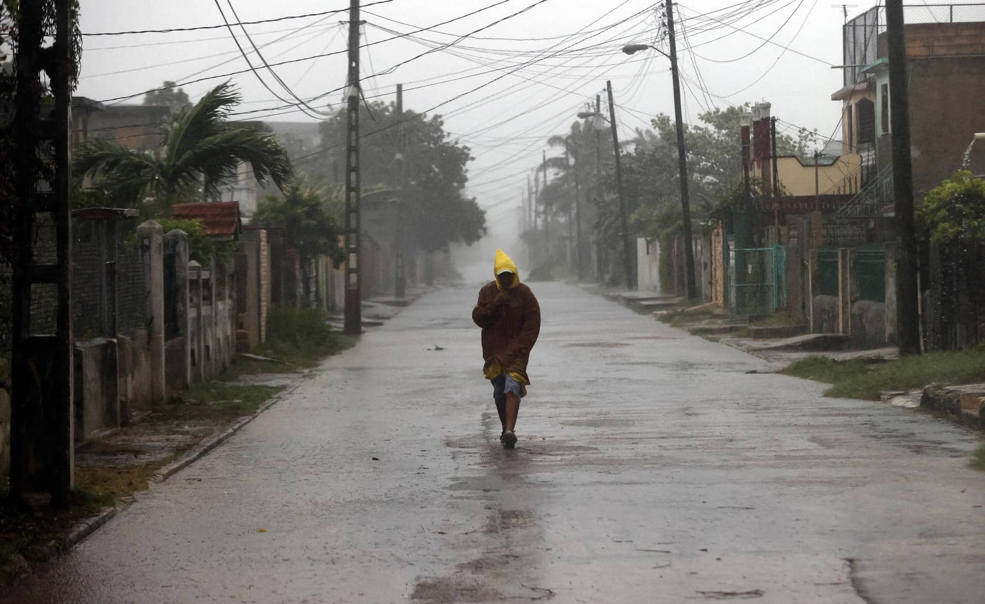 Un hombre camina en medio de la lluvia debido al paso del huracán Rafael, este 6 de noviembre de 2024, en La Habana (Cuba). EFE/ Ernesto Mastrascusa