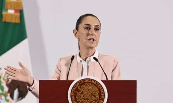 La presidenta de México Claudia Sheinbaum, participa este jueves durante una rueda de prensa en Palacio Nacional de la Ciudad de México (México). EFE/José Méndez