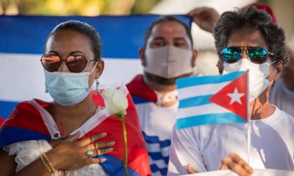 Fotografía de archivo de un grupo de cubanos durante una manifestación. EFE/ Orlando Barría