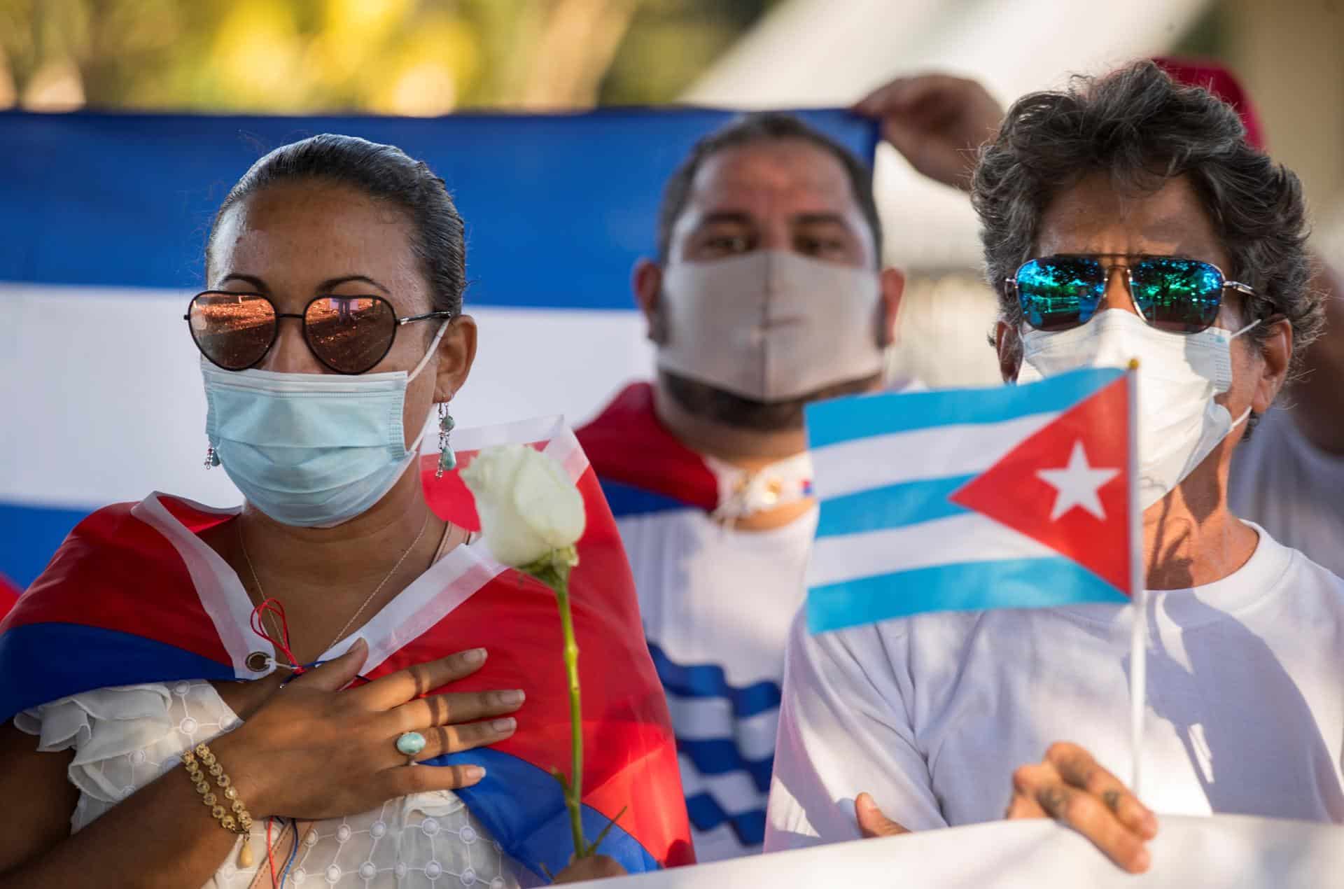 Fotografía de archivo de un grupo de cubanos durante una manifestación. EFE/ Orlando Barría