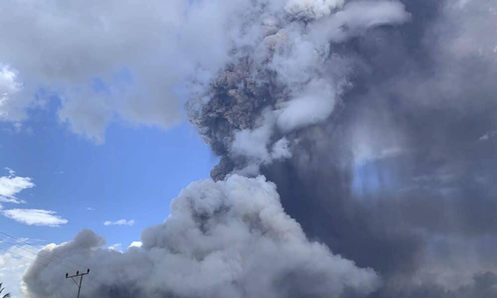 El volcán Lewotobi Laki-laki, en el este de Indonesia, expulsa una columna de humo y ceniza.
EFE/EPA/PVMBG / HANDOUT BEST QUALITY AVAILABLEHANDOUT EDITORIAL USE ONLY/NO SALES