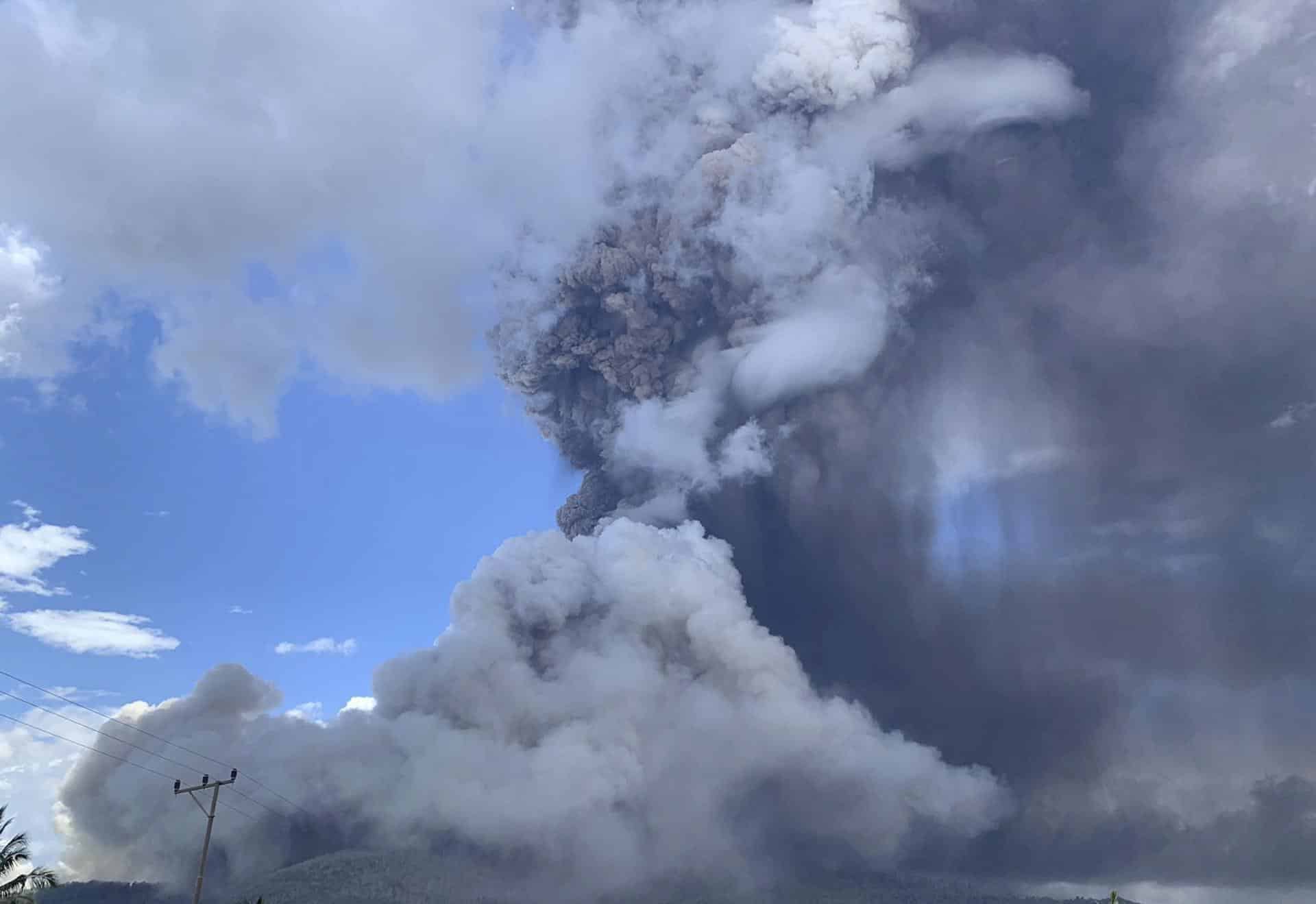 El volcán Lewotobi Laki-laki, en el este de Indonesia, expulsa una columna de humo y ceniza.
EFE/EPA/PVMBG / HANDOUT BEST QUALITY AVAILABLEHANDOUT EDITORIAL USE ONLY/NO SALES