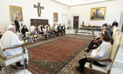 El papa Francisco mantuvo este jueves un "conmovedor" encuentro en el Vaticano con un grupo de israelíes que fueron secuestrados por Hamás el pasado 7 de octubre, entre ellos algunos argentinos, informó la Embajada de Israel ante la Santa Sede. EFE/Dicasterio para la Comunicación del Vaticano/SOLO USO EDITORIAL/SOLO DISPONIBLE PARA ILUSTRAR LA NOTICIA QUE ACOMPAÑA (CRÉDITO OBLIGATORIO)