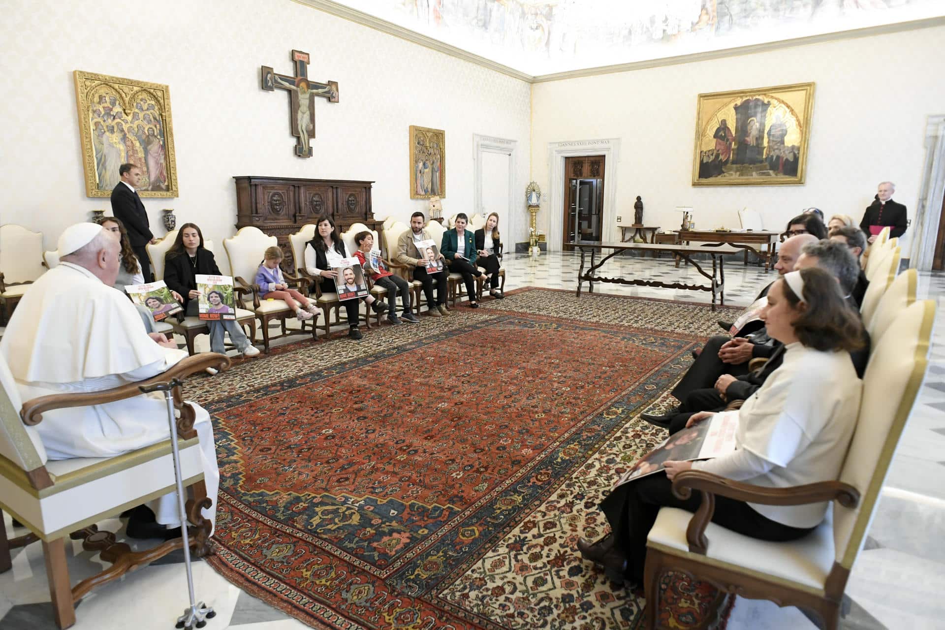 El papa Francisco mantuvo este jueves un "conmovedor" encuentro en el Vaticano con un grupo de israelíes que fueron secuestrados por Hamás el pasado 7 de octubre, entre ellos algunos argentinos, informó la Embajada de Israel ante la Santa Sede. EFE/Dicasterio para la Comunicación del Vaticano/SOLO USO EDITORIAL/SOLO DISPONIBLE PARA ILUSTRAR LA NOTICIA QUE ACOMPAÑA (CRÉDITO OBLIGATORIO)