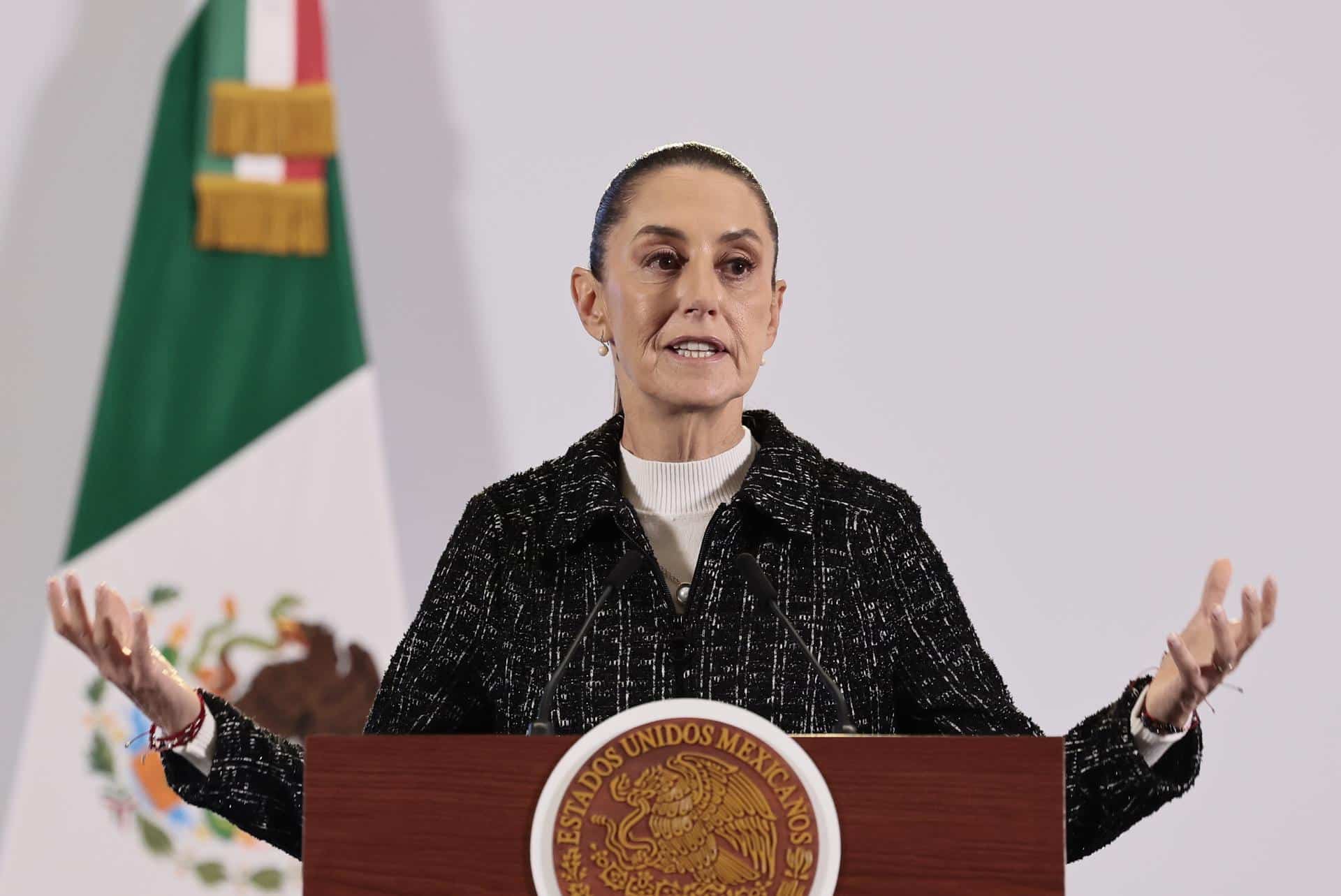 La presidenta de México, Claudia Sheinbaum, habla durante una rueda de prensa este viernes en el Palacio Nacional de la Ciudad de México (México). EFE/José Méndez