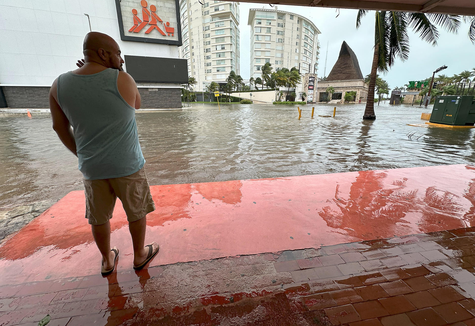 Un hombre observa una zona inundada en el balneario de Cancún, en Quintana Roo (México). EFE/ Alonso Cupul