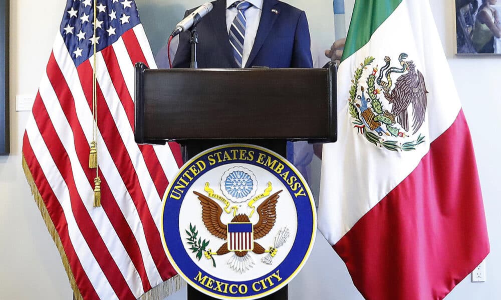 El embajador de Estados Unidos en México, Ken Salazar, habla durante una conferencia de prensa este miércoles, en Ciudad de México (México). EFE/ Mario Guzmán