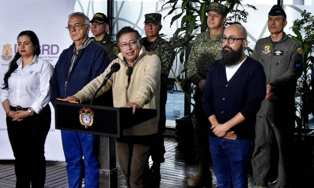 Fotografía cedida por la oficina de prensa de la Presidencia de Colombia del mandatario Gustavo Petro (3-i) junto al ministro de defensa Iván Velásquez (2-i) y el director de la Unidad Nacional para la Gestión de Riesgo de Desastres (UNGRD), Carlos Carrillo (d) durante una declaración este domingo en Bogotá (Colombia). EFE/Presidencia de Colombia