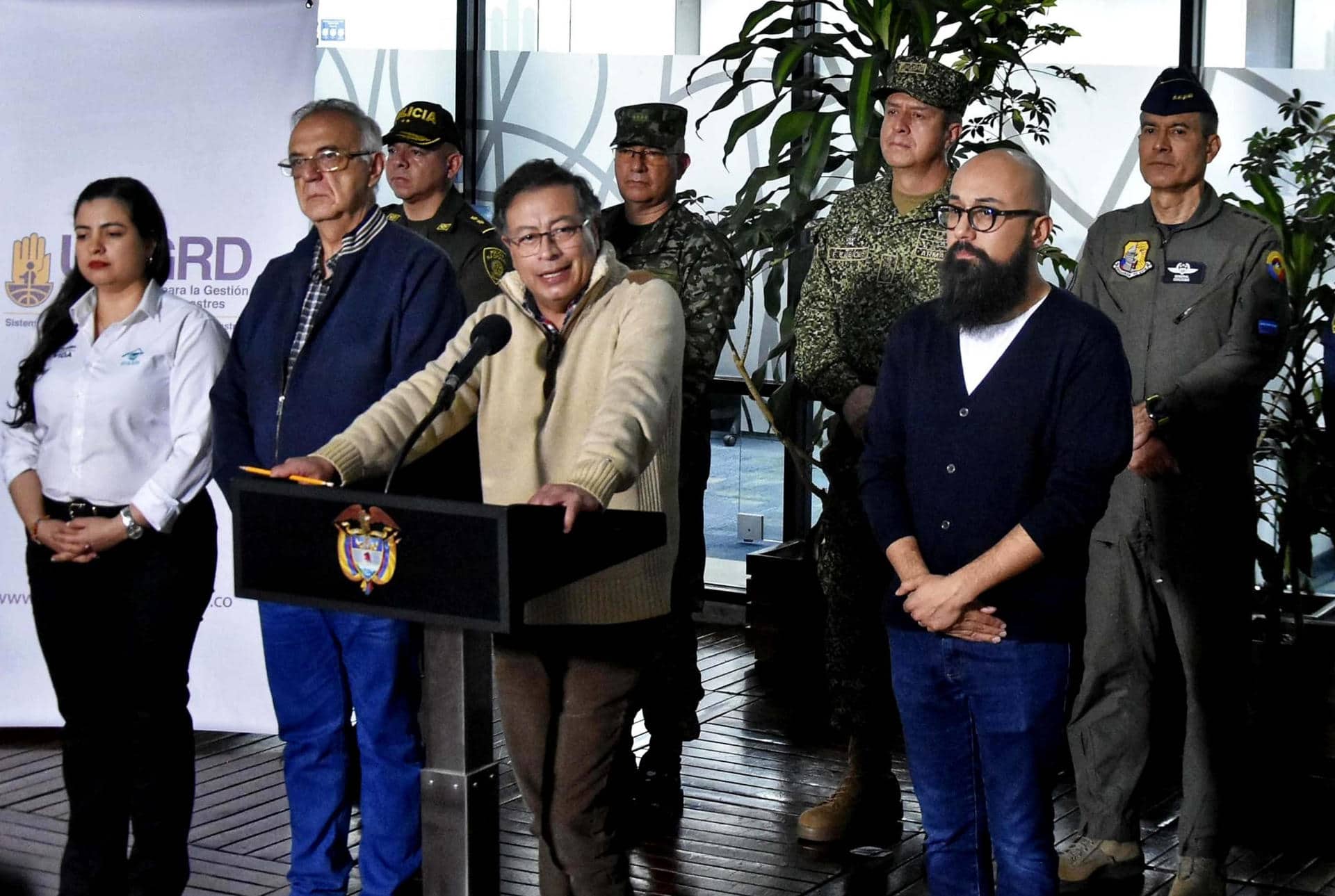 Fotografía cedida por la oficina de prensa de la Presidencia de Colombia del mandatario Gustavo Petro (3-i) junto al ministro de defensa Iván Velásquez (2-i) y el director de la Unidad Nacional para la Gestión de Riesgo de Desastres (UNGRD), Carlos Carrillo (d) durante una declaración este domingo en Bogotá (Colombia). EFE/Presidencia de Colombia