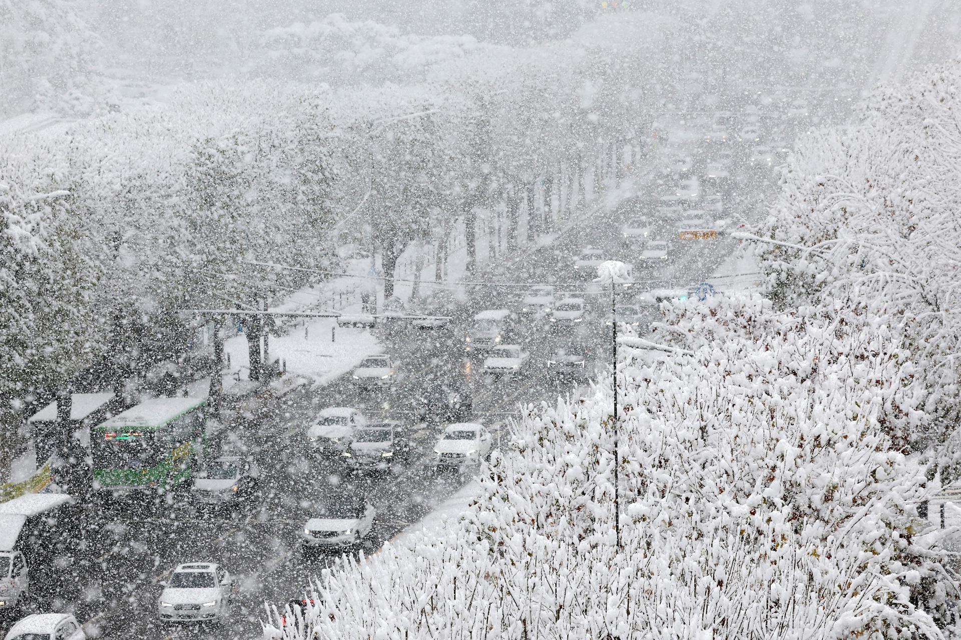 El Palacio Gyeongbok está cubierto de nieve en medio de una fuerte nevada en el centro de Seúl, Corea del Sur, el 27 de noviembre de 2024. EFE/EPA/YONHAP SOUTH KOREA OUT