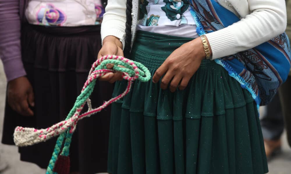 Una mujer sostiene una onda o 'Waraka' durante un entrenamiento en Parotani (Bolivia). EFE/ Luis Gandarillas