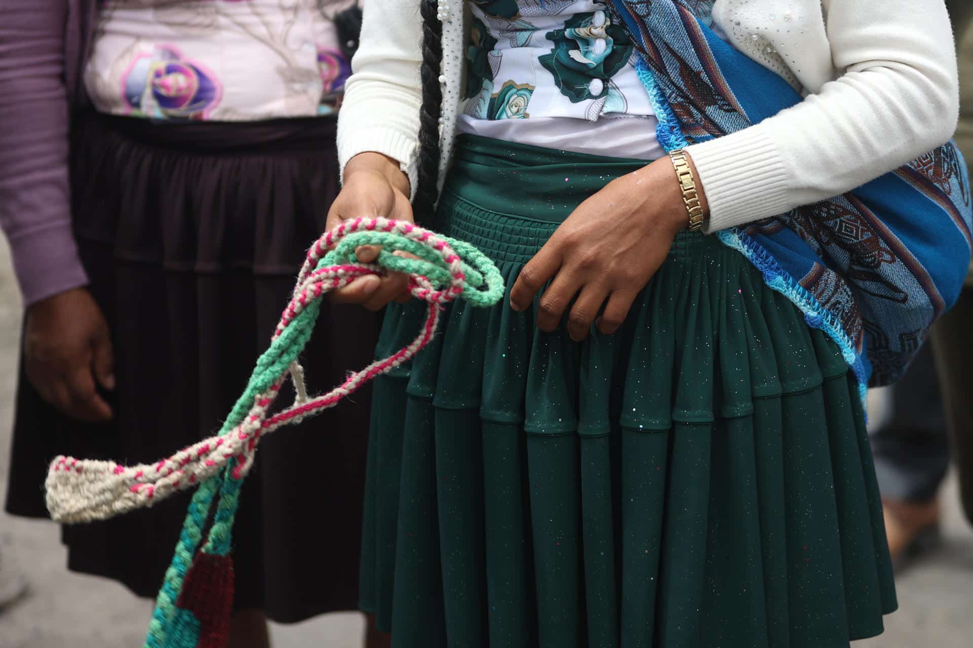 Una mujer sostiene una onda o 'Waraka' durante un entrenamiento en Parotani (Bolivia). EFE/ Luis Gandarillas