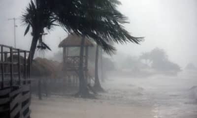 Fotografía de archivo del oleaje y fuertes vientos en Cancún (México). EFE/ Alonso Cupul