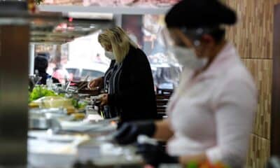 Fotografía de archivo en donde una mujer se sirve comida en un restaurante en Sao Paulo (Brasil). EFE/ Sebastiao Moreira