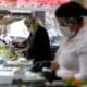 Fotografía de archivo en donde una mujer se sirve comida en un restaurante en Sao Paulo (Brasil). EFE/ Sebastiao Moreira