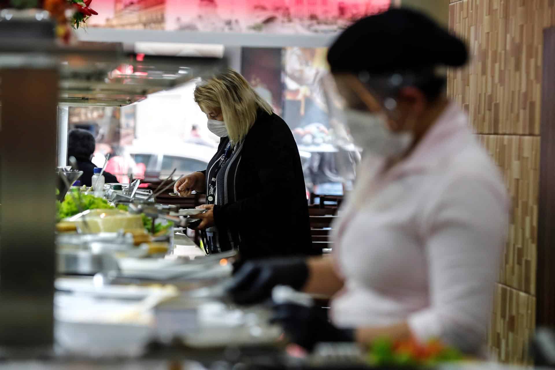 Fotografía de archivo en donde una mujer se sirve comida en un restaurante en Sao Paulo (Brasil). EFE/ Sebastiao Moreira