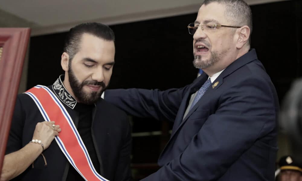 El presidente de Costa Rica, Rodrigo Chaves (d), condecora a su homólogo de El Salvador, Nayib Bukele, este lunes en San José (Costa Rica). EFE/ Jeffrey Arguedas