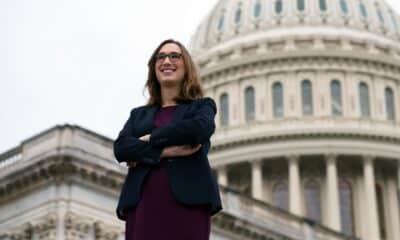 La representante electa de EE. UU. Sarah McBride posa durante una sesión fotográfica con los recién elegidos miembros de la Cámara de Representantes de EE. UU. en las escaleras del Capitolio en Washington, DC, EE. UU. EFE/WILL OLIVER