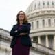 La representante electa de EE. UU. Sarah McBride posa durante una sesión fotográfica con los recién elegidos miembros de la Cámara de Representantes de EE. UU. en las escaleras del Capitolio en Washington, DC, EE. UU. EFE/WILL OLIVER