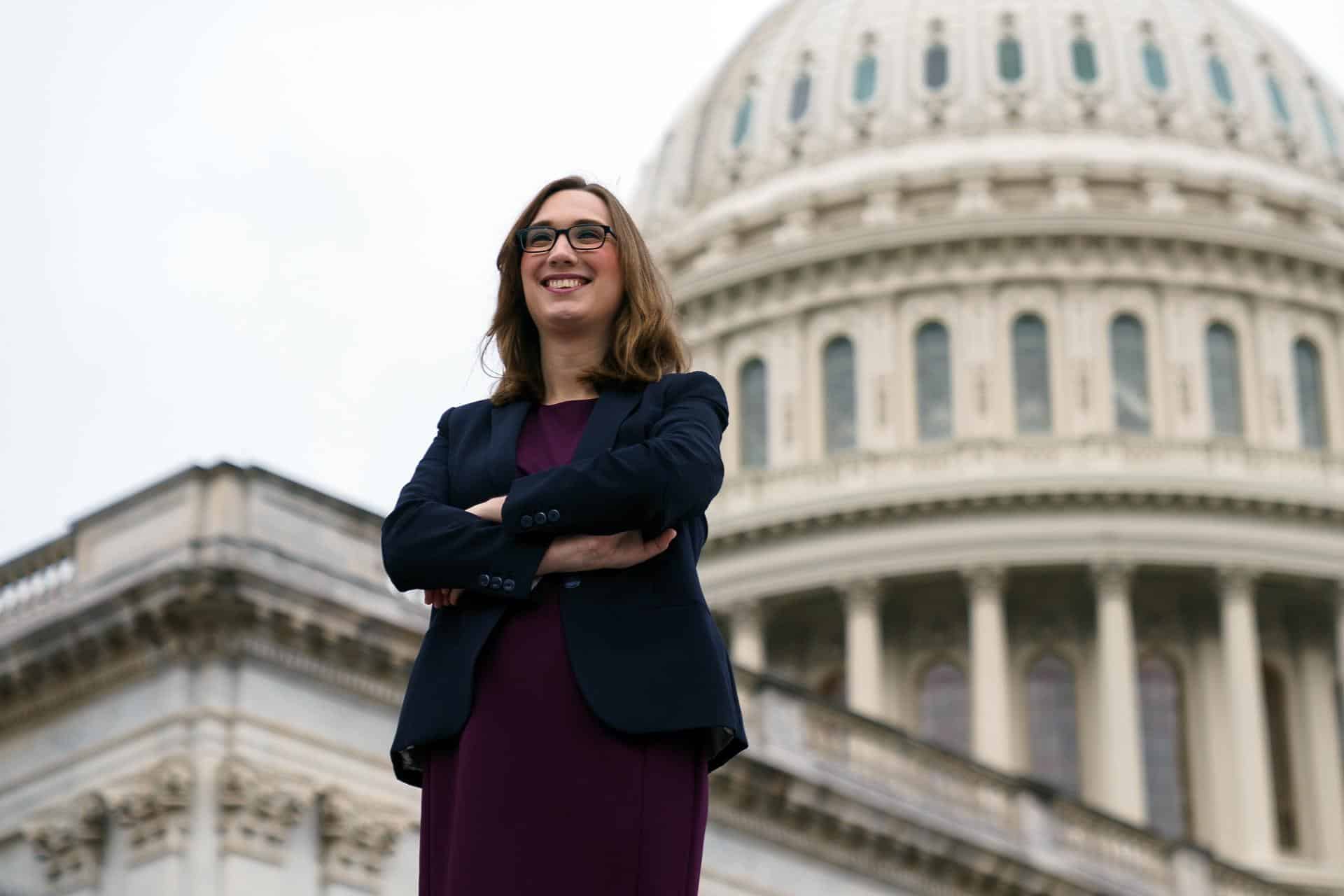 La representante electa de EE. UU. Sarah McBride posa durante una sesión fotográfica con los recién elegidos miembros de la Cámara de Representantes de EE. UU. en las escaleras del Capitolio en Washington, DC, EE. UU. EFE/WILL OLIVER