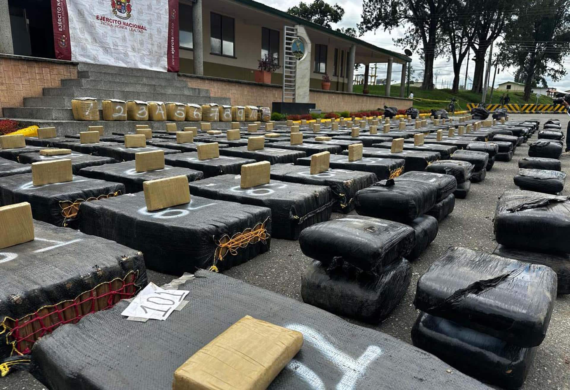 Fotografía cedida por la oficina de prensa del Ejército de Colombia de varios paquetes de marihuana incautados este domingo en Silvia (Colombia). EFE/Ejército de Colombia