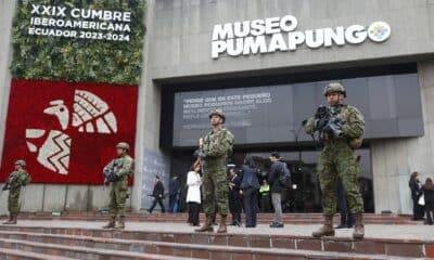 Integrantes de las Fuerzas Armadas de Ecuador vigilan afuera del museo Pumapungo donde se desarrolla la XXIX Cumbre Iberoamericana de Jefes de Estado y de Gobierno este jueves, en Cuenca (Ecuador). EFE/ Bienvenido Velasco