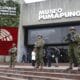 Integrantes de las Fuerzas Armadas de Ecuador vigilan afuera del museo Pumapungo donde se desarrolla la XXIX Cumbre Iberoamericana de Jefes de Estado y de Gobierno este jueves, en Cuenca (Ecuador). EFE/ Bienvenido Velasco