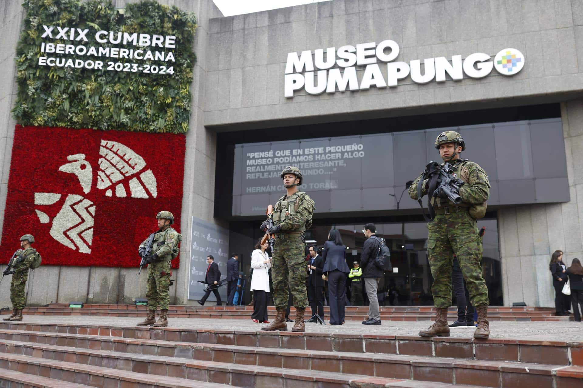 Integrantes de las Fuerzas Armadas de Ecuador vigilan afuera del museo Pumapungo donde se desarrolla la XXIX Cumbre Iberoamericana de Jefes de Estado y de Gobierno este jueves, en Cuenca (Ecuador). EFE/ Bienvenido Velasco