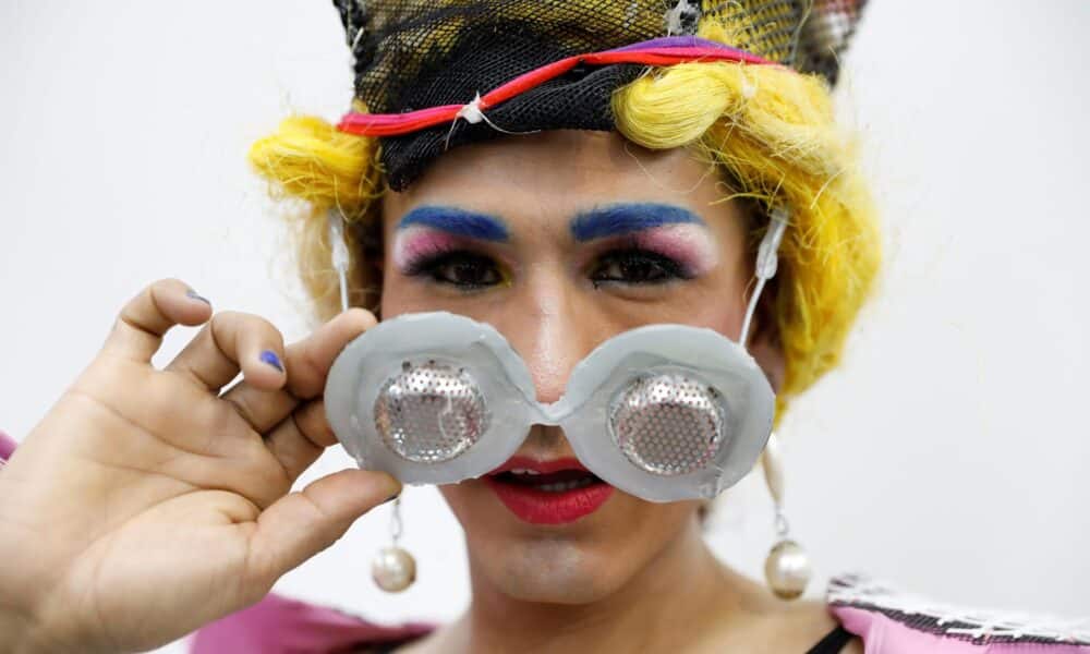 Fotografía de archivo en donde se ve a una integrante de la comunidad LGTBI que se prepara para una presentación artística en Bogotá (Colombia). EFE/ Carlos Ortega