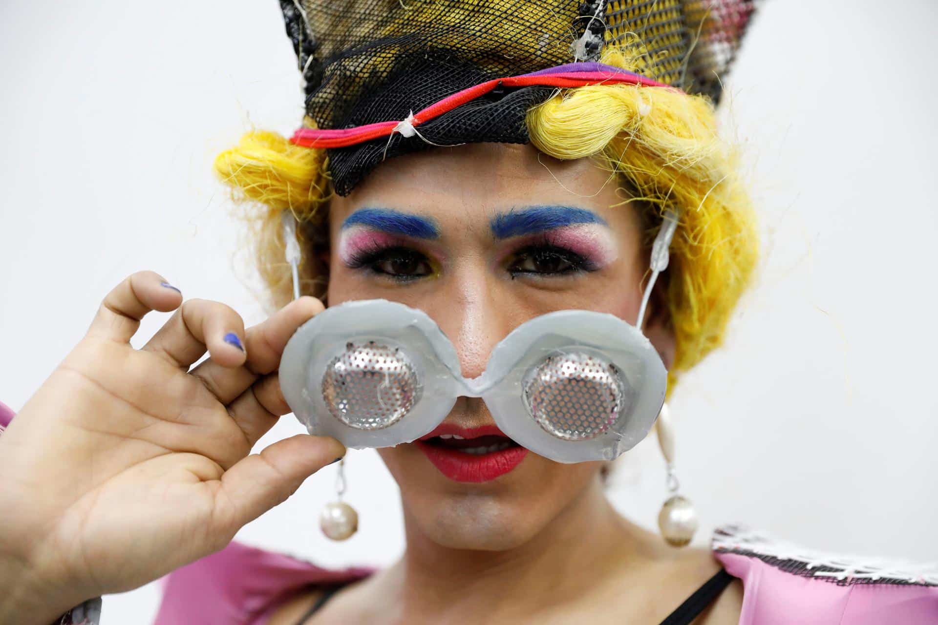 Fotografía de archivo en donde se ve a una integrante de la comunidad LGTBI que se prepara para una presentación artística en Bogotá (Colombia). EFE/ Carlos Ortega