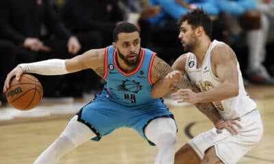 El brasileño Raúl Neto (derecha), en su etapa de Cleveland Cavaliers, protege el balón ante el escolta alemán de los Phoenix Suns, Duane Washington Jr, en un partido de la temporada 2023 de la NBA. EFE/ David Maxwell