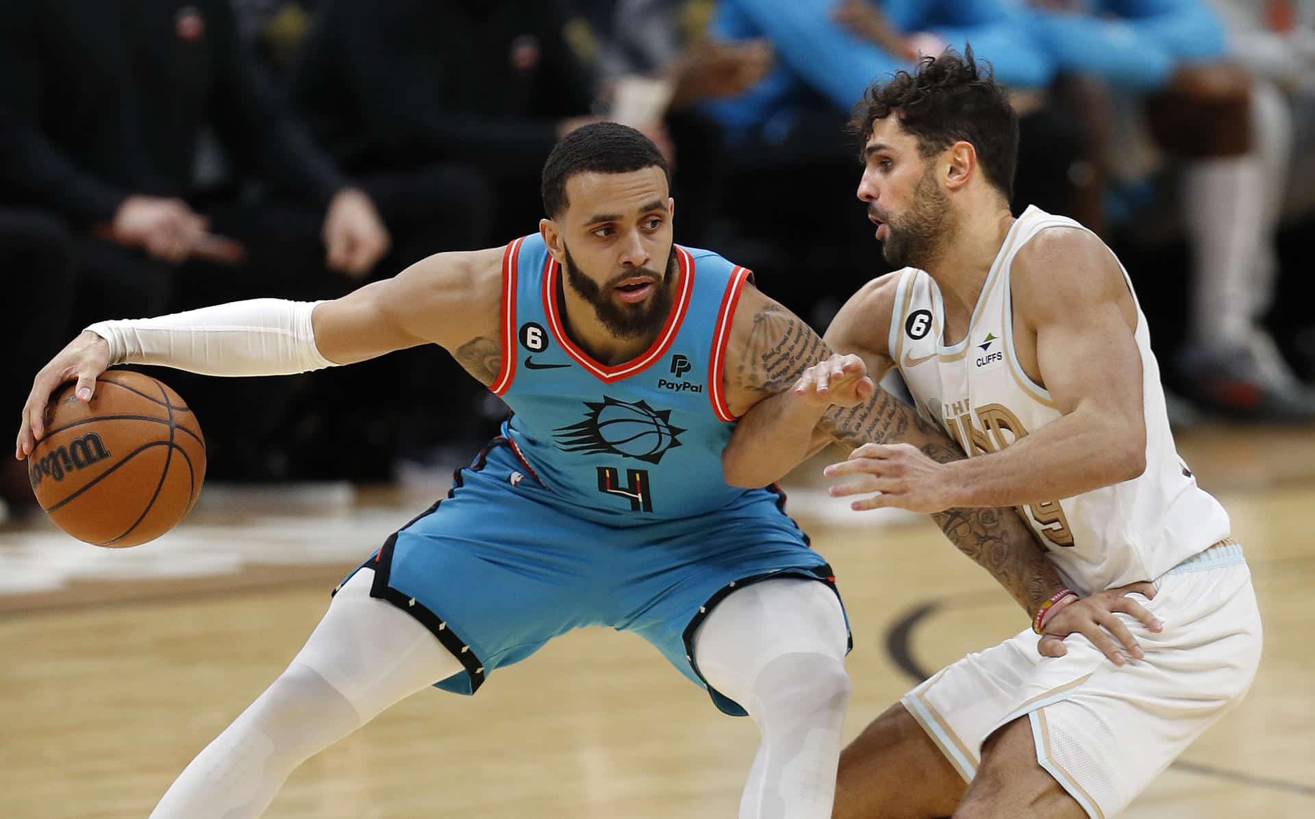 El brasileño Raúl Neto (derecha), en su etapa de Cleveland Cavaliers, protege el balón ante el escolta alemán de los Phoenix Suns, Duane Washington Jr, en un partido de la temporada 2023 de la NBA. EFE/ David Maxwell