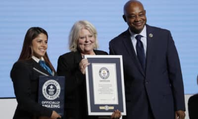 La ministra de Servicios Sociales de Suecia, Camilla Waltersson Grönvall (c), junto al ministro de Relaciones Exteriores de Colombia, Luis Gilberto Murillo (d) y la representante de los Guinness World Records, Natalia Ramírez (i), reciben una placa de certificación durante la clausura de la Primer Conferencia Ministerial Mundial para poner fin a la violencia contra la niñez, este viernes, en Bogotá (Colombia). EFE/ Carlos Ortega