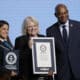 La ministra de Servicios Sociales de Suecia, Camilla Waltersson Grönvall (c), junto al ministro de Relaciones Exteriores de Colombia, Luis Gilberto Murillo (d) y la representante de los Guinness World Records, Natalia Ramírez (i), reciben una placa de certificación durante la clausura de la Primer Conferencia Ministerial Mundial para poner fin a la violencia contra la niñez, este viernes, en Bogotá (Colombia). EFE/ Carlos Ortega