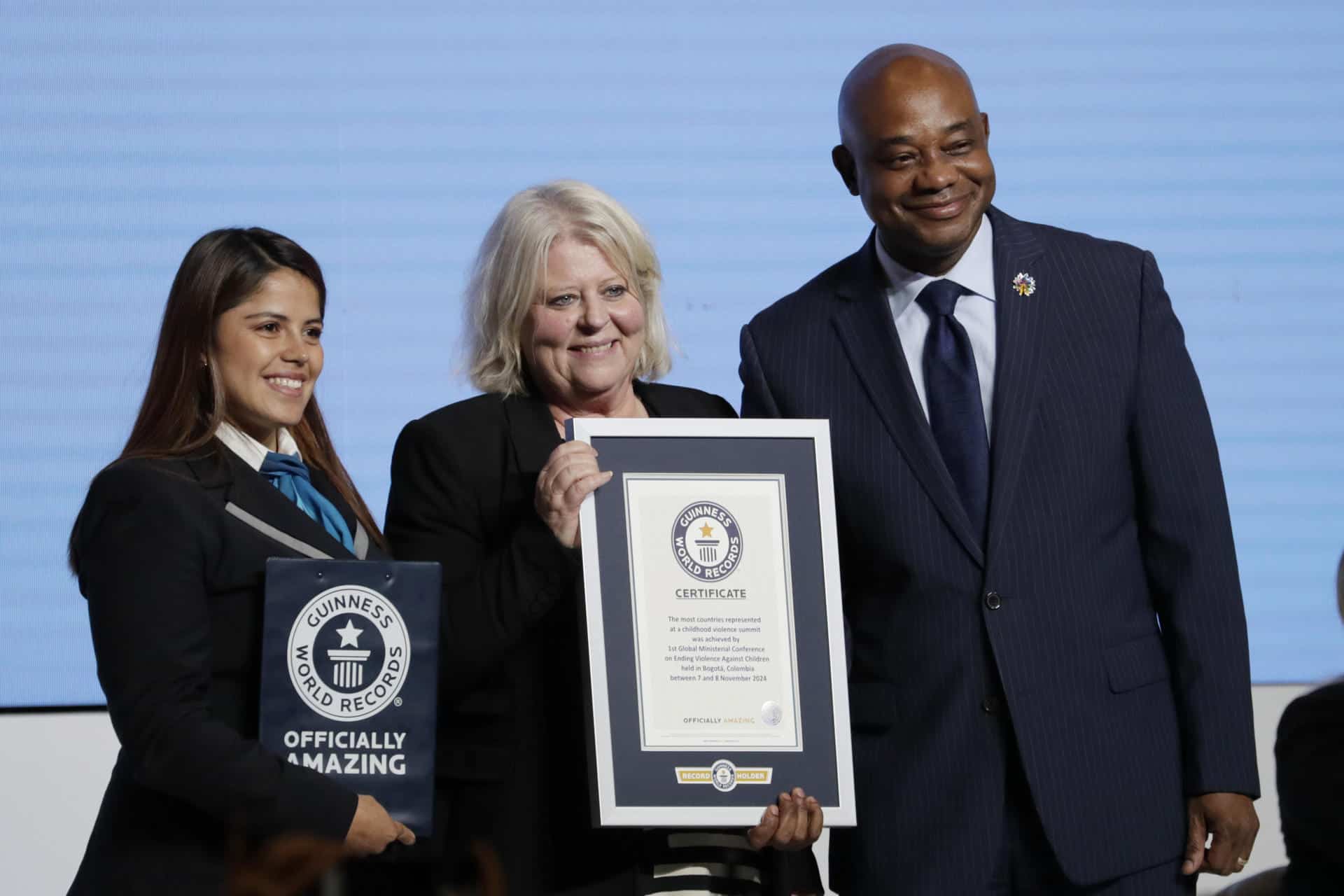 La ministra de Servicios Sociales de Suecia, Camilla Waltersson Grönvall (c), junto al ministro de Relaciones Exteriores de Colombia, Luis Gilberto Murillo (d) y la representante de los Guinness World Records, Natalia Ramírez (i), reciben una placa de certificación durante la clausura de la Primer Conferencia Ministerial Mundial para poner fin a la violencia contra la niñez, este viernes, en Bogotá (Colombia). EFE/ Carlos Ortega