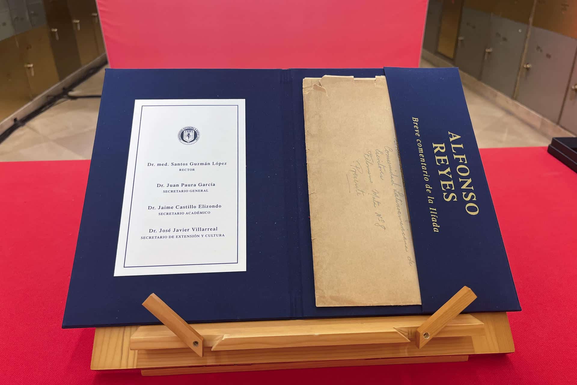 El manuscrito ‘Breve comentario de la Ilíada’, escrito de puño y letra por el escritor mexicano Alfonso Reyes, ingresó como legado ‘in memoriam’ en la caja 1633 de la Caja de las Letras del Instituto Cervantes en Madrid. EFE/Patricia Cotelo Bertaiola