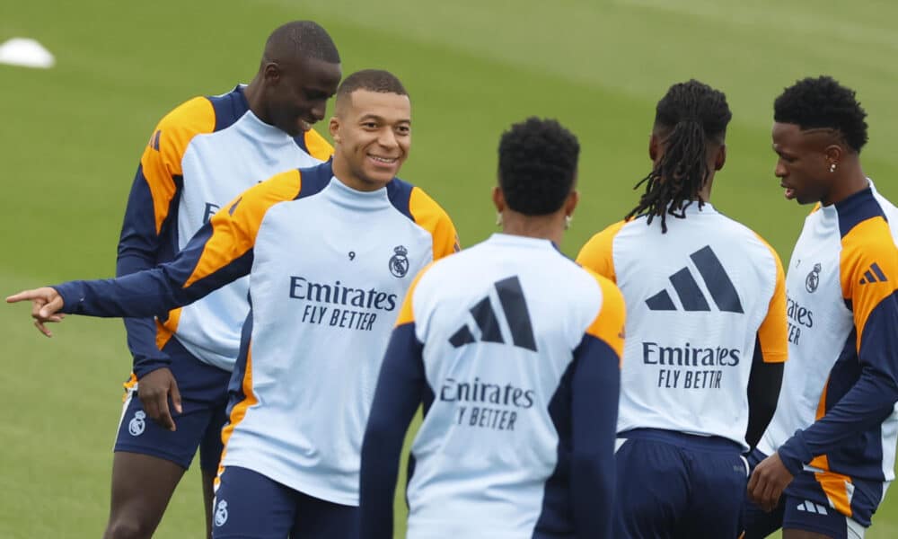 El delantero francés del Real Madrid Kylian Mbappé (2i), este viernes durante el entrenamiento en la Ciudad Deportiva de Valdebebas.-EFE/ Mariscal