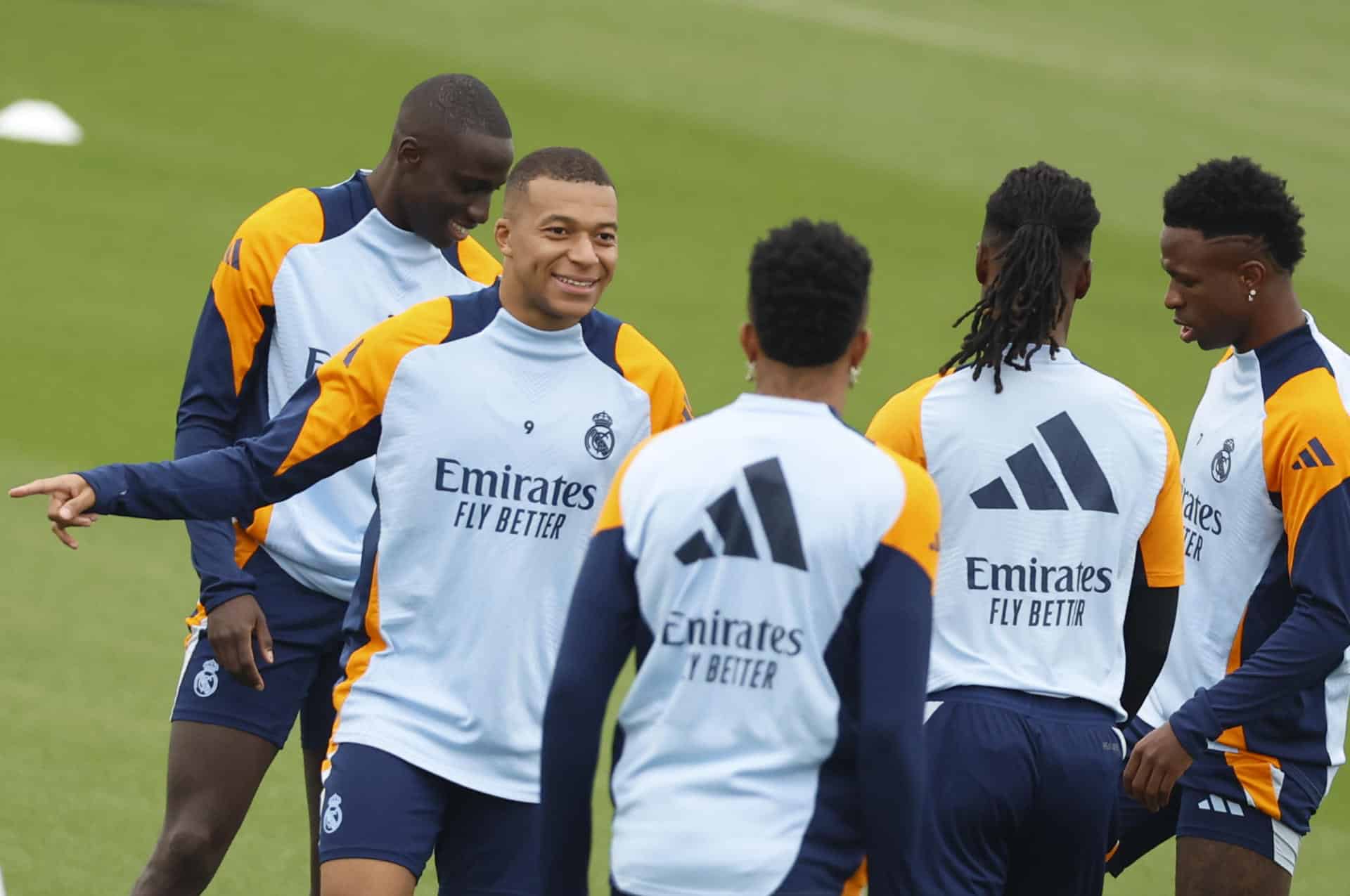 El delantero francés del Real Madrid Kylian Mbappé (2i), este viernes durante el entrenamiento en la Ciudad Deportiva de Valdebebas.-EFE/ Mariscal