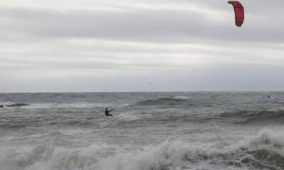 Imagen de archivo de un joven haciendo kitesurf en el mar. EFE/Toni Albir