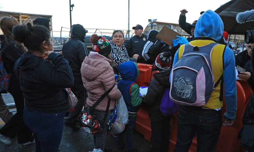 Fotografía del 18 de noviembre de 2024 de personas en una fila para cruzar la frontera hacia Estados Unidos, en el Puente Internacional Paso del Norte en Ciudad Juárez en Chihuahua (México). EFE/ Luis Torres