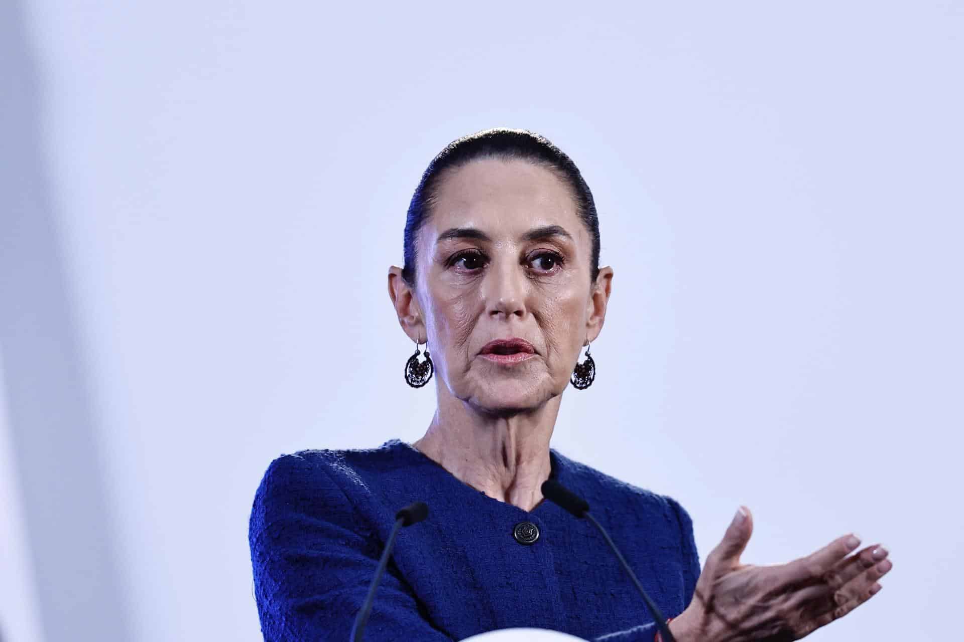 La presidenta de México Claudia Sheinbaum, habla este jueves durante una rueda de prensa matutina en Palacio Nacional de la Ciudad de México (México). EFE/Sáshenka Gutiérrez