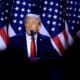 El candidato presidencial republicano Donald J. Trump se dirige a sus partidarios en la fiesta de observación de la noche de las elecciones en el Centro de Convenciones de West Palm Beach en West Palm Beach, Florida, EE. UU., el 6 de noviembre de 2024.EFE/EPA/Cristobal Herrera-Ulashkevich